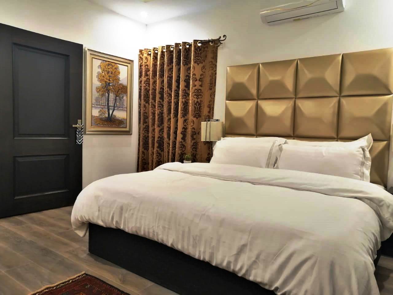 executive-club-room-downtown-zed-tours-pakistan